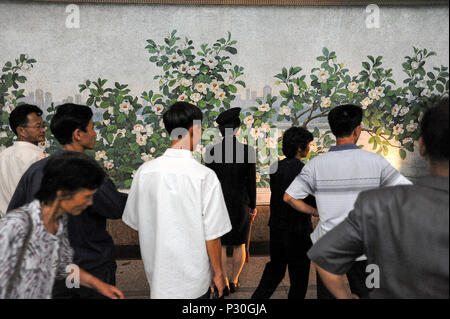 Pyongyang, Corea del Nord, le persone sono in attesa sulla piattaforma per la metropolitana Foto Stock