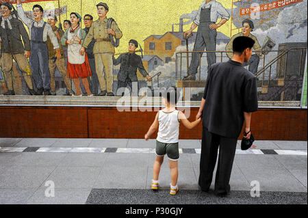 Pyongyang, Corea del Nord, le persone sono in attesa sulla piattaforma per la metropolitana Foto Stock