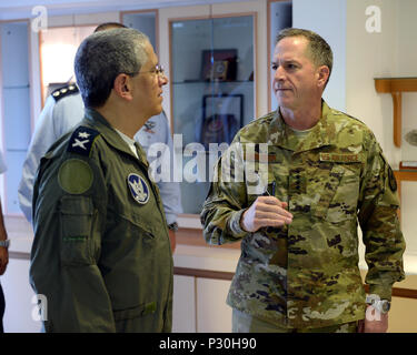 Air Force capo del personale gen. David L. Goldfein visitato Israele e i suoi omologhi alla forza aerea israeliana, 15-17 agosto 2016. Gen. Goldfein è stato ricevuto da un pieno la guardia d'onore al IAF sede a Tel Aviv, accompagnato da IAF Comandante Il Mag. Gen Amir Eshel. Durante la sua visita al paese, Gen. Goldfein girato anche due basi IAF accompagnato da Gen Eshel e comandante di Israele la difesa aerea Brig. Gen Zvika Haimovitch. Egli ha concluso la sua visita a pagamento di rispetti a caduto IAF soldati al IAF Memorial nella Gerusalemme colline. Foto Stock