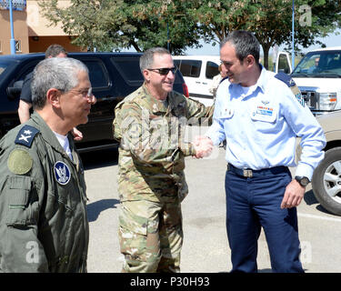 Air Force capo del personale gen. David L. Goldfein visitato Israele e i suoi omologhi alla forza aerea israeliana, 15-17 agosto 2016. Gen. Goldfein è stato ricevuto da un pieno la guardia d'onore al IAF sede a Tel Aviv, accompagnato da IAF Comandante Il Mag. Gen Amir Eshel. Durante la sua visita al paese, Gen. Goldfein girato anche due basi IAF accompagnato da Gen Eshel e comandante di Israele la difesa aerea Brig. Gen Zvika Haimovitch. Egli ha concluso la sua visita a pagamento di rispetti a caduto IAF soldati al IAF Memorial nella Gerusalemme colline. Foto Stock