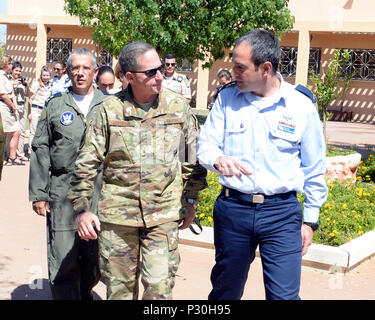 Air Force capo del personale gen. David L. Goldfein visitato Israele e i suoi omologhi alla forza aerea israeliana, 15-17 agosto 2016. Gen. Goldfein è stato ricevuto da un pieno la guardia d'onore al IAF sede a Tel Aviv, accompagnato da IAF Comandante Il Mag. Gen Amir Eshel. Durante la sua visita al paese, Gen. Goldfein girato anche due basi IAF accompagnato da Gen Eshel e comandante di Israele la difesa aerea Brig. Gen Zvika Haimovitch. Egli ha concluso la sua visita a pagamento di rispetti a caduto IAF soldati al IAF Memorial nella Gerusalemme colline. Foto Stock