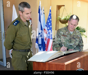 Air Force capo del personale gen. David L. Goldfein visitato Israele e i suoi omologhi alla forza aerea israeliana, 15-17 agosto 2016. Gen. Goldfein è stato ricevuto da un pieno la guardia d'onore al IAF sede a Tel Aviv, accompagnato da IAF Comandante Il Mag. Gen Amir Eshel. Durante la sua visita al paese, Gen. Goldfein girato anche due basi IAF accompagnato da Gen Eshel e comandante di Israele la difesa aerea Brig. Gen Zvika Haimovitch. Egli ha concluso la sua visita a pagamento di rispetti a caduto IAF soldati al IAF Memorial nella Gerusalemme colline. Foto Stock