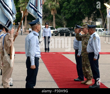 Air Force capo del personale gen. David L. Goldfein visitato Israele e i suoi omologhi alla forza aerea israeliana, 15-17 agosto 2016. Gen. Goldfein è stato ricevuto da un pieno la guardia d'onore al IAF sede a Tel Aviv, accompagnato da IAF Comandante Il Mag. Gen Amir Eshel. Durante la sua visita al paese, Gen. Goldfein girato anche due basi IAF accompagnato da Gen Eshel e comandante di Israele la difesa aerea Brig. Gen Zvika Haimovitch. Egli ha concluso la sua visita a pagamento di rispetti a caduto IAF soldati al IAF Memorial nella Gerusalemme colline. Foto Stock