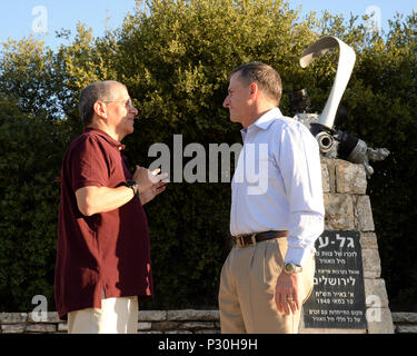 Air Force capo del personale gen. David L. Goldfein visitato Israele e i suoi omologhi alla forza aerea israeliana, 15-17 agosto 2016. Gen. Goldfein è stato ricevuto da un pieno la guardia d'onore al IAF sede a Tel Aviv, accompagnato da IAF Comandante Il Mag. Gen Amir Eshel. Durante la sua visita al paese, Gen. Goldfein girato anche due basi IAF accompagnato da Gen Eshel e comandante di Israele la difesa aerea Brig. Gen Zvika Haimovitch. Egli ha concluso la sua visita a pagamento di rispetti a caduto IAF soldati al IAF Memorial nella Gerusalemme colline. Foto Stock