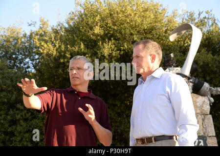 Air Force capo del personale gen. David L. Goldfein visitato Israele e i suoi omologhi alla forza aerea israeliana, 15-17 agosto 2016. Gen. Goldfein è stato ricevuto da un pieno la guardia d'onore al IAF sede a Tel Aviv, accompagnato da IAF Comandante Il Mag. Gen Amir Eshel. Durante la sua visita al paese, Gen. Goldfein girato anche due basi IAF accompagnato da Gen Eshel e comandante di Israele la difesa aerea Brig. Gen Zvika Haimovitch. Egli ha concluso la sua visita a pagamento di rispetti a caduto IAF soldati al IAF Memorial nella Gerusalemme colline. Foto Stock