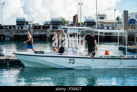 160816-N-WI365-097 (16 agosto 2016) USAG Atollo Kwajalein - Divers dalla difesa POW/mia agenzia di contabilità (DPAA) e 7 immersioni ingegnere da Oahu, Hawaii, eseguire regolari controlli di manutenzione su piccole imbarcazioni per preparare un dive missione per indagare su un idrovolante siti relitto nelle acque degli Stati Uniti Army Garrison Atollo Kwajalein. La missione della difesa POW/mia agenzia di contabilità è di realizzare nella massima misura possibile la contabilità per il nostro personale mancante per le loro famiglie e per la nazione. Per coloro i quali che sono stati uccisi in azione la Comunità contabile viene caricato con il posizionamento, recupero e identificazione di t Foto Stock