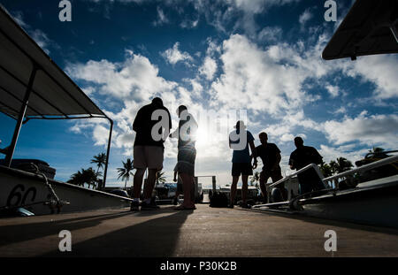 160816-N-WI365-191 (16 agosto 2016) USAG Atollo Kwajalein - Divers dalla difesa POW/mia agenzia di contabilità (DPAA) e 7 immersioni ingegnere da Oahu, Hawaii, eseguire regolari controlli di manutenzione su piccole imbarcazioni per preparare un dive missione per indagare su un idrovolante siti relitto nelle acque degli Stati Uniti Army Garrison Atollo Kwajalein. La missione della difesa POW/mia agenzia di contabilità è di realizzare nella massima misura possibile la contabilità per il nostro personale mancante per le loro famiglie e per la nazione. Per coloro i quali che sono stati uccisi in azione la Comunità contabile viene caricato con il posizionamento, recupero e identificazione di t Foto Stock