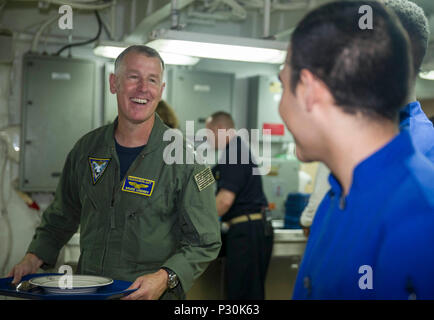 160816-N-YB023-293 OCEANO ATLANTICO (Agosto 16, 2016) posteriori Adm. Bruce H. Lindsey, commander, Naval Air Force Atlantic, condivide una risata con i marinai in Chief Petty Officer's mess a bordo della portaerei USS George Washington (CVN 73). George Washington, homeported in Norfolk, è in corso la conduzione di qualifiche nell'Oceano Atlantico. (U.S. Foto di Marina di Massa lo specialista di comunicazione di terza classe Clemente A. Lynch/rilasciato) Foto Stock