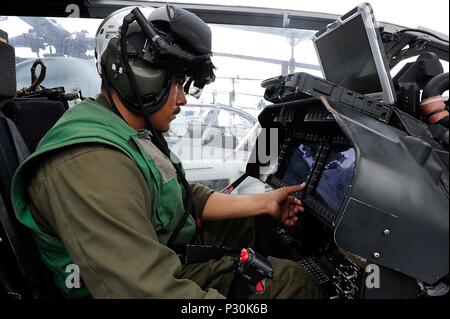 160817-N-VD165-132 PHILLIPINE MARE (feb. 17, 2016) Marine Cpl. Gerardo Gutierrez, assegnato al XIII Marine Expeditionary Unit (MEU), germogli di errore per il casco montato vista e sistema di visualizzazione su un AH-1Z Viper elicottero sul ponte di volo di assalto anfibio nave USS Boxer (LHD 4). Boxer, l'ammiraglia per il Boxer anfibio gruppo pronto, con il XIII imbarcato MEU, è operativo negli Stati Uniti 7 flotta area di operazioni a sostegno della sicurezza e della stabilità in Indo-Asia-regione del Pacifico. (U.S. Foto di Marina di Massa lo specialista di comunicazione 2a classe Jose Jaen/rilasciato) Foto Stock