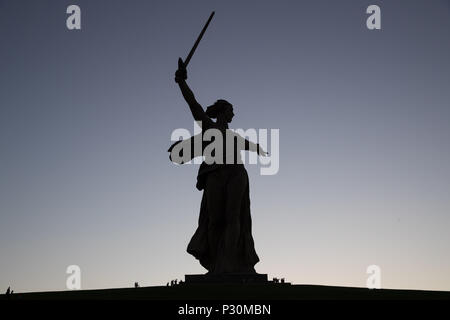 Una vista della patria chiamate, al crepuscolo e il centro del monumento-ensemble "eroi della Battaglia di Stalingrado' su Mamayev Kurgan, nelle regioni di Volgograd, dove Inghilterra di apertura della Coppa del Mondo di confronto di gruppo contro la Tunisia sarà svolto durante il 2018 FIFA World Cup, Russia. Foto Stock