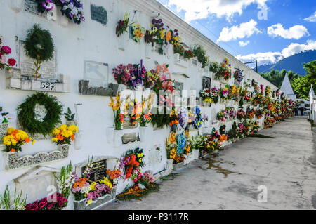 San Lazaro cimitero, Antigua, Guatemala - 2 Novembre 2014: ghirlanda di parete coperta di tombe nel giorno della commemorazione di tutti i defunti nel Patrimonio mondiale dell UNESCO Foto Stock