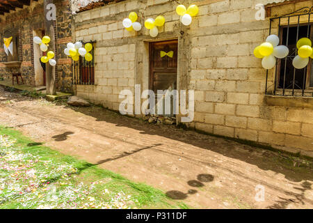 San Juan del Obispo, Guatemala - Giugno 24, 2016: case ornate con palloncini & ago di pino tappeti per St Johns giorno processione in villaggio nei pressi di Antigua Foto Stock