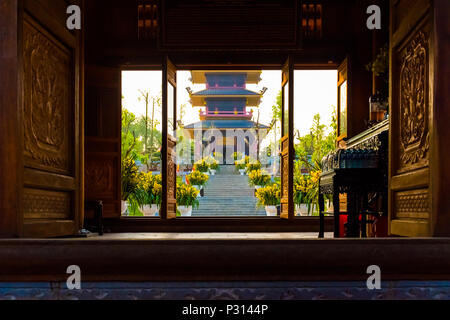 Visualizzare gettare lo sportello al complesso del tempio di Bai Dinh Pagoda in Vietnam, Ninh Binh Foto Stock