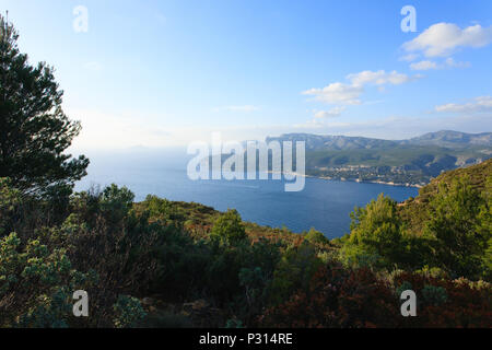 Cassis vista dal Capo Canaille top, Francia. Bellissimo paesaggio francese. Foto Stock