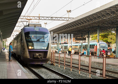 Larissa, Grecia - Giugno 11th, 2018: Un electric treno suburbano arrestata al Larissa stazione ferroviaria piattaforma. Foto Stock