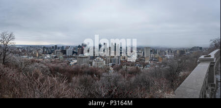 Vista panoramica sullo skyline di Montreal e la città prese da Mont Royal Park, Canada, in inverno, in un giorno di neve Foto Stock