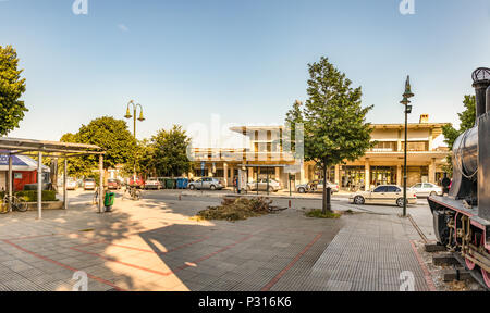 Larissa, Grecia - Giugno 11th, 2018: vista dalla Platia Ose di Larissa stazione ferroviaria nella città di Larissa, Tessaglia. Foto Stock