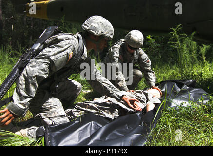 (Sinistra) US Army Reserve Spc. Giuseppe Hernandez e nativo di Los Angeles, California, e Pvt. Mario Hernandez, nativo di Chino, California, entrambi gli affari mortuaria specialisti con la 387 Quartermaster Company - Affari mortuaria (MA), Los Angeles, California, simulato di carico resti umani in un essere umano rimane sacca durante un affari mortuaria Esercizio (MAX) a Fort Pickett, e il agosto 17. (US Army Reserve Foto di Sgt. Quentin Johnson, 211th MPAD/rilasciato) Foto Stock