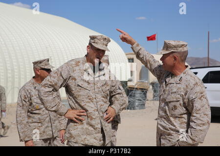 Lt. Gen. Craparotta Lewis, destra, 1° Marine forza expeditionary comandante generale e il Mag. Gen. Daniel O'Donohue, sinistra, 1° Divisione Marine comandante generale, durante la Grande Scala Esercizio 2016 a Camp Wilson, Marine Corps Air-Ground Centro di combattimento ventinove Palms, California, e il agosto 18, 2016. Craparotta e O'Donohue curò la formazione dei Marines a Camp Wilson durante LSE-16. LSE-16 simula la pianificazione, la distribuzione e le operazioni di combattimento di un Marine Expeditionary Force di oltre 50.000 militari. (U.S. Marine Corps foto di Pvt. Robert Bliss) Foto Stock