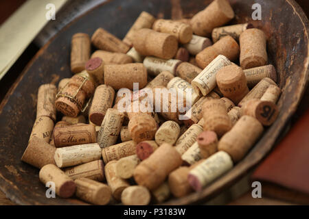 Viste generali di qualche bottiglia di vino i tappi di sughero in una terrina a Winchester, Hampshire, Regno Unito. Foto Stock