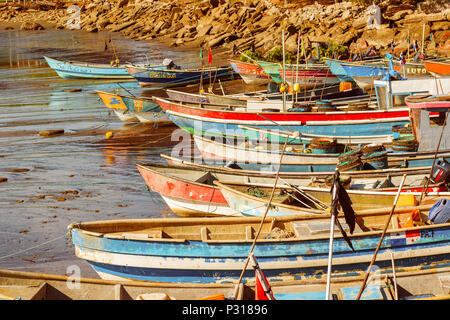 Barche di pescatori sulla costa dell'oceano Pacifico nel piccolo villaggio di pescatori di El Rompio in Panama Foto Stock