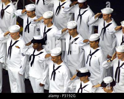 USS John C. Stennis (12 maggio 2001) -- marinai rendere onori durante la sepoltura in mare cerimonia a bordo della USS John C. Stennis (CVN 74). Impegnandosi a mare cremato resti di onorevolmente scaricato il personale militare è eseguita a bordo Foto Stock