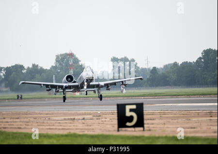 Un A-10 Thunderbolt II con il settantacinquesimo Fighter Squadron da Moody Air Force Base, Ga., decollo da Barksdale Air Force Base, La., 19 Agosto, 2016. La sortie segnato il primo volo tra la A-10 Thunderbolt II e A-29B Super Tucanos durante l'esercizio bandiera verde a est. (U.S. Air Force photo / Senior Airman Mozer O. Da Cunha) Foto Stock