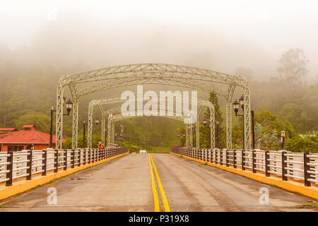 Ponte sul Fiume Caldera che corre attraverso il centro di Boquete in Chiriqui Highlands, Panama. Foto Stock