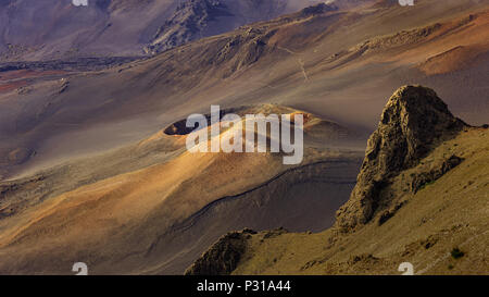 Cono di scorie nel Cratere Haleakala Haleakala nel Parco Nazionale di Maui Hawaii USA la mattina Foto Stock