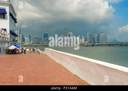 Panama City, Panama - 23 Novembre 2015: la gente a piedi nella parte vecchia della città di Panama e la skyline di grattacieli in background Foto Stock