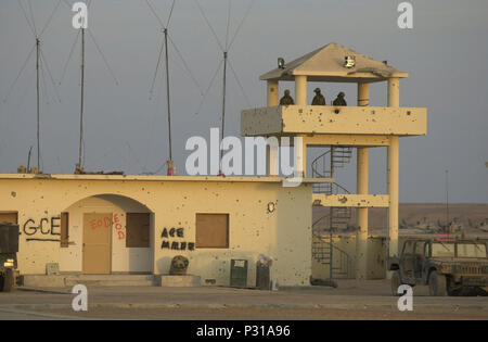 Rhino Camp, Afghanistan (dec. n. 2, 2001) -- un proiettile-riddled torre sorge la protezione sopra il deserto atterraggio nome in codice Rhino Rhino è un forward base di operazioni strategicamente situato all'interno dell'Afghanistan. Foto Stock