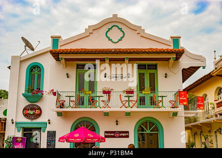 Panama City, Panama - 15 Maggio 2016: vista alla facciata della vecchia casa ristrutturata nel Casco Antiguo nella città di Panama. Foto Stock