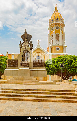 Panama City, Panama - 15 Maggio 2016: vista del Plaza Bolivar nella parte vecchia della città di Panama. Vista del monumento di Bolivar e San Fransisco de Asisi Foto Stock