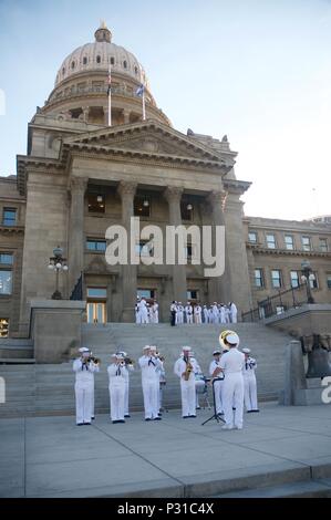 160822-N-TM919-018 Boise, Idaho (22 agosto 2016) banda della marina a nord-ovest il kick-off di Boise Navy settimana presso l'Idaho State Capitol. Boise è una delle città selezionate per ospitare una marina 2016 Settimana. Questa settimana dedicata a sollevare U.S. Navy consapevolezza attraverso irradiazione locale, nel servizio alla comunità e mostre. (U.S. Navy Foto di Kayla buono/rilasciato) Foto Stock