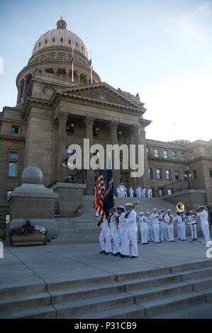 160822-N-TM919-010 Boise, Idaho (22 agosto 2016) Linea di marinai l'Idaho State Capitol Building di kick off Boise Navy settimana. Boise è una delle città selezionate per ospitare una marina 2016 Settimana. Questa settimana è dedicata a sollevare U.S. Navy consapevolezza attraverso irradiazione locale, nel servizio alla comunità e mostre. (U.S. Navy Foto di Kayla buono/rilasciato) Foto Stock