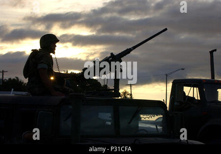 Bay, Cuba, Gennaio 10, 2002 -- Un Marine si posiziona dietro 50 cal. pistola montata su un Humvee veicolo fuoristrada durante un convoglio detenuto prove eseguite dall'aeroporto al campo raggi X. Camp X-Ray sarà una delle strutture di contenimento per i Talebani e di Al Qaida detenuti. Foto Stock