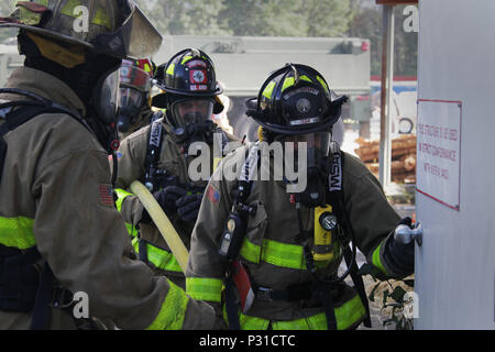 FORT MCCOY, Wis. - STATI UNITI La riserva di esercito di vigili del fuoco da la 237pompiere distacco, Sturtevant, Wis., preparare per immettere la casa di masterizzazione per spegnere un incendio durante un esercizio a Fort McCoy, Agosto 21, 2016. La formazione ha aiutato i vigili del fuoco di trovare punti deboli nelle loro tecniche, mentre l'apprendimento di nuove. (U.S. La riserva di esercito Foto di Sgt. Quentin Johnson, 211th Mobile degli affari pubblici Distacco/rilasciato) Foto Stock