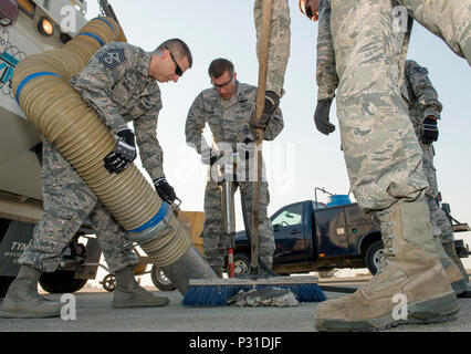 Master Chief Sgt Steven Nichols, (destra) sessantesimo Aria Mobilità ala, capo del comando e il colonnello John Klein, (centro) 60 AMW, commander, utilizzare attrezzature pesanti come essi patch parti di riparazione del Golfo di rullaggio, 19 Agosto, 2016 Travis AFB, California Il wing commander e il comando chief raccordato con i membri di un marciapiede e attrezzature team assegnato al sessantesimo ingegnere civile squadrone per le opere con Airman programma, progettato per consentire ala leadership le opportunità di ombra junior arruolato aviatori e ricevere una esperienza diretta su come la Airman dei compiti e delle responsabilità di contribuire all'ala o Foto Stock