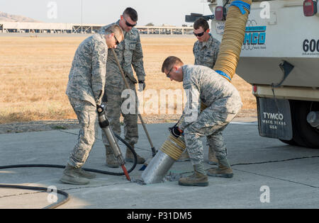 Master Chief Sgt Steven Nichols, sessantesimo Aria Mobilità ala, capo del comando, il colonnello John Klein, 60 AMW, commander, utilizzare attrezzature pesanti come essi patch parti di riparazione della pista di rullaggio Golfo , 19 Agosto, 2016 Travis AFB. Il wing commander e il comando chief raccordato con i membri di un marciapiede e attrezzature team assegnato al sessantesimo ingegnere civile squadrone per le opere con Airman programma, progettato per consentire ala leadership le opportunità di ombra junior arruolato aviatori e ricevere una esperienza diretta su come la Airman dei compiti e delle responsabilità di contribuire all'ala della missione globale. (U.S. Aria Forc Foto Stock