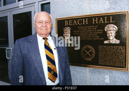 D.C. (Dec. n. 1, 2002) -- leggendario WWII comandante sottomarino, pensionato Capt. Edward L. 'Ned' Beach Jr., morì 1 Dic al suo Washington D.C. home. In aggiunta alla sua eccezionale carriera navale, egli è stato un abile autore e ha scritto, tra molte altre opere, globally acclamato pezzo di letteratura, 'Esegui silenzioso, una corsa profonda' nel 1955. Il romanzo è stato trasformato in un famoso film con protagonista Clark Gable e Burt Lancaster. In una intervista con "tutte le mani Magazine", una Foto Stock