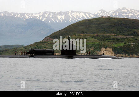 Bay, Creta, Grecia (apr. 12, 2004) - Los Angeles-class attack submarine USS Dallas (SSN 700) arriva in Souda Bay's Harbour per una breve visita della porta. Commissionato nel 1981, Dallas è la prima di Los Angeles-sottomarino di classe ad avere un secco Rifugio Ponte (DDS), mostrato sul sommergibile indietro. Deck a secco rifugi forniscono appositamente configurato sottomarini a propulsione nucleare con una maggiore capacità di distribuzione di forze per le operazioni speciali (SOF). DDSs può trasportare, distribuire e recuperare SOF squadre da combattimento razzia di gomma Artigianato (CRRCs) o la tenuta di veicoli di consegna (SDVs), tutti pur rimanendo sommersa. In un epoca o Foto Stock