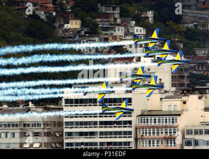 De Janeiro, Brasile (Jun. 13, 2004) - i marinai a bordo della USS Ronald Reagan (CVN 76) osservare la forza aerea brasiliana T-27 Tucanos 'Esquadrilha da Fumaca' (fumo squadrone) eseguire sulla spiaggia di Copacabana a Rio de Janeiro in Brasile. La dimostrazione ha segnato l arrivo della fiaccola olimpica per i giochi olimpici che si terranno ad Atene, in Grecia. Ronald Reagan (CVN 76) è visitare il suo primo porto straniero che continua il suo viaggio di distribuzione attorno alla punta del Sud America per il suo nuovo homeport di San Diego, California Foto Stock