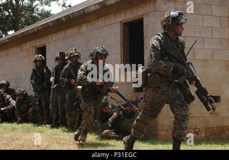 Gruppo di Marines rush per il loro prossimo obiettivo durante le operazioni militari sul terreno urbanizzato la formazione a sostegno dell'esercizio Rim del Pacifico '04 sulle isole hawaiane, il 20 luglio 2004. Esercizio Rim del Pacifico '04 è un international maritime esercizio studiato per migliorare la tattica di competenza dei partecipanti Pacific Rim nazioni tra cui i partecipanti provenienti da Australia, Canada, Cile, Giappone, Corea del Sud, il Regno Unito e la Foto Stock