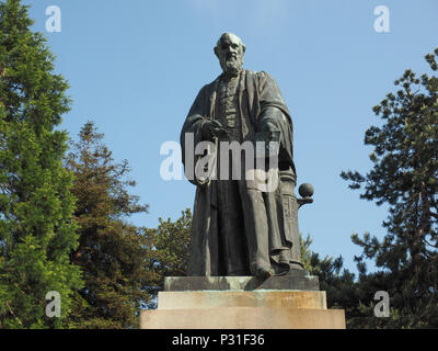 BELFAST, Regno Unito - circa giugno 2018: Lord Kelvin statua nel Giardino Botanico Foto Stock