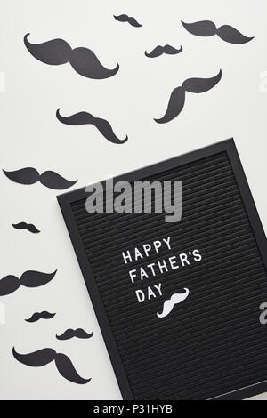 Letterboard nero bianco con lettere in plastica con citazione felice Festa del Papà, su sfondo bianco con i baffi. Foto Stock