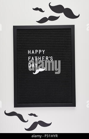 Letterboard nero bianco con lettere in plastica con citazione felice Festa del Papà, su sfondo bianco con i baffi. Foto Stock