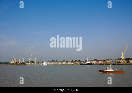 Le navi presso il porto di Mongla. Bagerhat, Bangladesh. Foto Stock