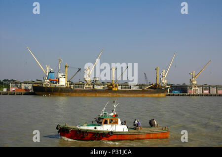 Le navi presso il porto di Mongla. Bagerhat, Bangladesh. Foto Stock