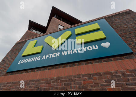 Segnaletica per il Liverpool Victoria (LV) società di servizi finanziari al di fuori dell'impresa di costruzione in Bournemouth. Foto Stock