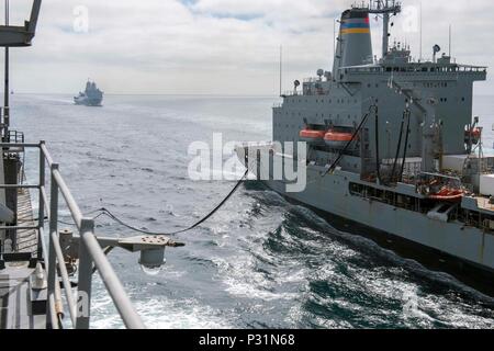 160818-N-TU910-562 OCEANO PACIFICO (Agosto 18, 2016) Il dock anfibio sbarco nave USS Comstock (LSD 45) conduce a una ricostituzione in mare con la flotta oliatore di rifornimento USNS Yukon (T-AO 202), destra, mentre San Antonio-classe di trasporto anfibio dock USS Somerset (LPD 25) e guidato-missile destroyer USS Wayne E. Meyer (DDG 108) vapore dietro. Comstock è parte del Makin Island anfibio gruppo pronto, lavorando con lo squadrone anfibio cinque e la XI Marine Expeditionary Unit in preparazione per una prossima distribuzione. (U.S. Foto di Marina di Massa lo specialista di comunicazione di terza classe Abby Rader) Foto Stock